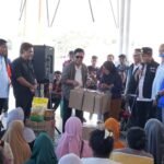 RENDANG 2 Gubernur Nusa Tenggara Timur Melkiades Laka Lena bersama sejumlah tokoh Flores menyerahkan secara simbolis bantuan 3,6 ton rendang dari Gebu Minang untuk warga terdampak gempa bumi Flores. Penyerahan simbolis berlangsung di Posko Pengungsian Stadion Gelora Samador, Maumere, Kabupaten Sikka, Minggu (23/8/2026).