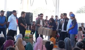 RENDANG 2 Gubernur Nusa Tenggara Timur Melkiades Laka Lena bersama sejumlah tokoh Flores menyerahkan secara simbolis bantuan 3,6 ton rendang dari Gebu Minang untuk warga terdampak gempa bumi Flores. Penyerahan simbolis berlangsung di Posko Pengungsian Stadion Gelora Samador, Maumere, Kabupaten Sikka, Minggu (23/8/2026).