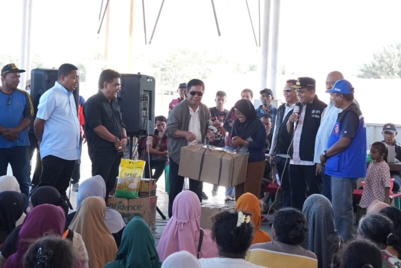 Gubernur Nusa Tenggara Timur Melkiades Laka Lena bersama sejumlah tokoh Flores menyerahkan secara simbolis bantuan 3,6 ton rendang dari Gebu Minang untuk warga terdampak gempa bumi Flores. Penyerahan simbolis berlangsung di Posko Pengungsian Stadion Gelora Samador, Maumere, Kabupaten Sikka, Minggu (23/8/2026).