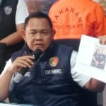 WhatsApp Image 2026-08-23 at 18.56.22 Dirreskrimsus Polda NTT Kombes Pol. FX. Irwan Arianto, S.I.K., M.H., memberikan penjelasan pers di Mapolda NTT, Minggu (23/8/26), terkait penangkapan terhadap tersangka Gama Fero, salah satu admin lika liku NTT.