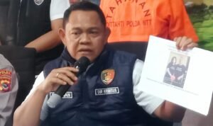WhatsApp Image 2026-08-23 at 18.56.22 Dirreskrimsus Polda NTT Kombes Pol. FX. Irwan Arianto, S.I.K., M.H., memberikan penjelasan pers di Mapolda NTT, Minggu (23/8/26), terkait penangkapan terhadap tersangka Gama Fero, salah satu admin lika liku NTT.